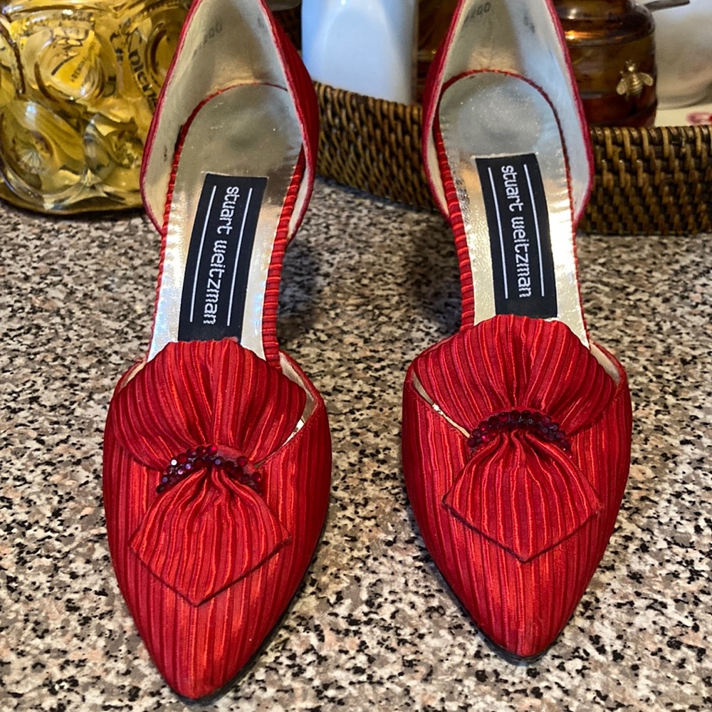 Special occasion shoes in red satin